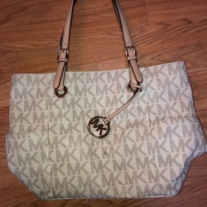 Michael kors purse with pockets